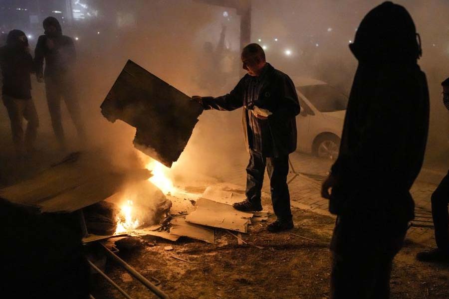 হামাসের দাবি, গাজ়ার হাসপাতালে হামলার জন্য ইজ়রায়েল ‘স্মার্ট বম্ব’ ব্যবহার করেছে। যদিও সেই দাবিকে সম্পূর্ণ নস্যাৎ করে দিয়ে ইজ়রায়েল পাল্টা দাবি করেছে, হামাসের ছোড়া রকেটই লক্ষ্যভ্রষ্ট হয়ে হাসপাতালে পড়েছে।