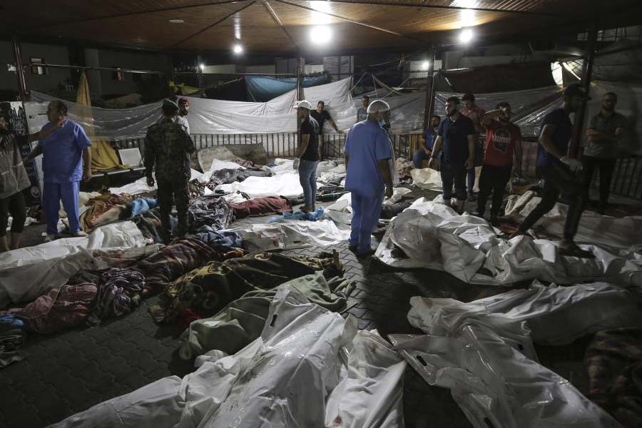 গত ৭ অক্টোবর থেকে শুরু হওয়া এই সংঘর্ষে ইজ়রায়েলের বিরুদ্ধে এর আগে সাদা ফরফরাস বোমা ব্যবহারের অভিযোগ তুলেছে হামাস। এ বার ‘স্মার্ট বম্ব’ ব্যবহারের অভিযোগ তুলল। কী এই ‘স্মার্ট বম্ব’? কতটা শক্তিশালী এই বোমা?