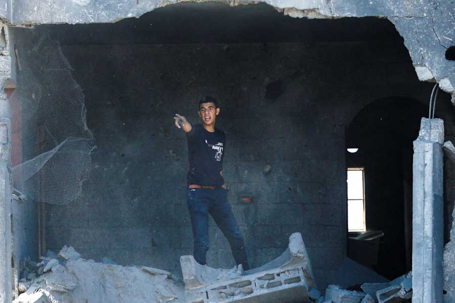 স্মার্ট বম্বকে ‘গাইডেড বম্ব’ও বলা হয়। এই বোমা নিখুঁত ভাবে লক্ষ্যবস্তুকে নিশানা করতে পারে। বিমান থেকে এই বোমা ফেলা হয়। এই বোমার বিশেষত্ব হল, শুধুমাত্র লক্ষ্যবস্তুকেই ধ্বংস করবে এটি। আর এমন ভাবে লক্ষ্যবস্তুতে আঘাত হানবে যাতে আশপাশের এলাকার কোনও ক্ষতি না হয়।