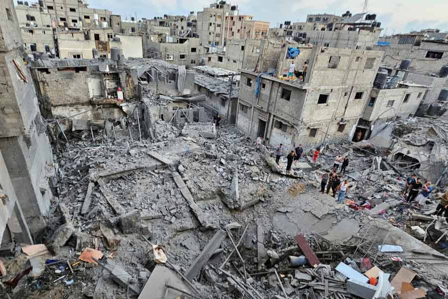 বিপুল মাত্রায় এই বোমা তৈরি করে আমেরিকা। রেথিয়ান টেকনোলজিস কর্পোরেশন এবং বোয়িং ইন্টিগ্রেটেড ডিফেন্স সিস্টেমস নামে দু’টি সংস্থা এই বোমা বানায়।