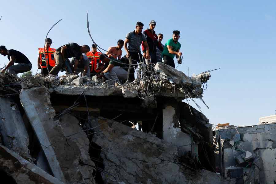 স্মার্ট বম্বের আর এক নাম ‘প্রিসিসন গাইডেড মিউনিশন’। কিছু বোমায় ছোট রকেট মোটর লাগানো হয়। এই রকেট মোটর শুধু বোমার রেঞ্জই বৃদ্ধি করে না, তার সঙ্গে বোমার ফ্লাইট কন্ট্রোল বৃদ্ধি করতেও সাহায্য করে।