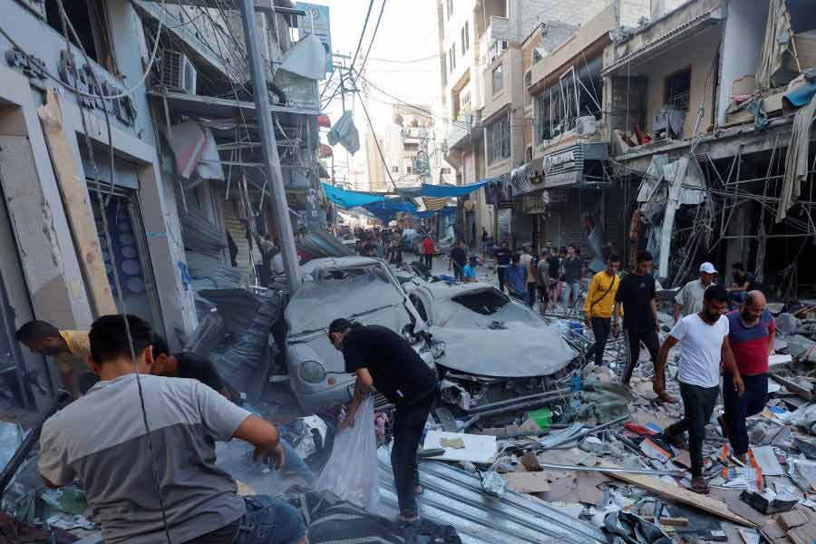 ৯০৭ কেজির এই বোমায় নানা ধরনের মারণাস্ত্র লাগানো হয় যাতে অভিঘাতের প্রভাব আরও বেশি হয়। বিভিন্ন মারণাস্ত্র লাগনোর পর সেই বামাকে ‘জয়েন্ট ডায়রেক্ট অ্যাটাক মিউনিশন সিস্টেম’ বলা হয়। এই ধরনের স্মার্ট বম্ব আমেরিকার হাইটেক বম্বার বি-৫২ এবং বি-১ ল্যান্সরের মাধ্যমে ফেলা হয়।