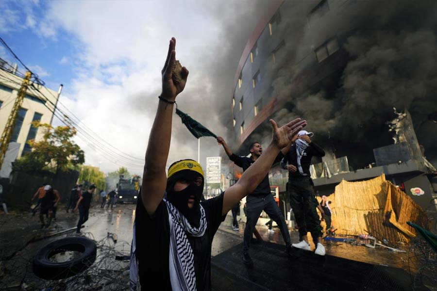 মিলিটারি অ্যানালিসিস নেটওয়ার্কের তথ্য অনুযায়ী, একটি স্মার্ট বম্বের তিনটি অংশ থাকে। সেগুলি হল, ওয়েপন— এটি এক ধরনের বিস্ফোরক। টার্গেটিং সিস্টেম—এই অংশটি নেভিগেশনে সহায়তা করে। আর তৃতীয়টি হল অ্যান্টি জ্যামিং ডিভাইস— শত্রুপক্ষকে গাইডেন্স সিগন্যালে বাধা দেয়।