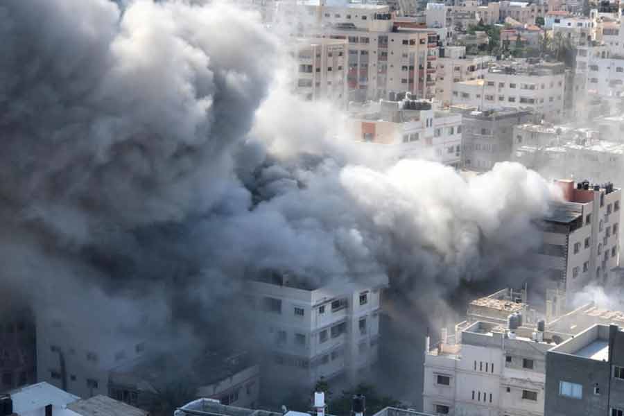 দ্বিতীয় বিশ্বযুদ্ধের সময় এই বোমার প্রথম ব্যবহার করেছিল আমেরিকা। পশ্চিম ইউরোপ এবং তৎকালীন বর্মায় (বর্তমান মায়ানমার) সেনা অভিযান চালাতে ১৯৪৪ সালে আমেরিকার বায়ুসেনা ভিবি-১ অ্যাজ়ন স্মার্ট বোমা ব্যবহার করে।