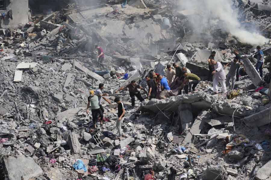 স্মার্ট বম্বে ‘সাইট’ নামে যন্ত্র লাগানো হত সেই সময়। ফলে ওই যন্ত্রের সাহায্যেই নিশানায় নিখুঁত ভাবে আঘাত হানতে পারত এই বোমা। রাতে এই বোমা ফেলার পর তা চিহ্নিত করতে বোমার উপর আলো লাগানো হত। সেই আলো চিহ্নিত করেই অপারেটর বোমার দিশা এবং গতি চিহ্নিত করতে পারতেন। কিন্তু দ্বিতীয় বিশ্বযুদ্ধ শেষ হওয়ার পর ভিবি-১ অ্যাজ়ন বোমা ব্যবহার বন্ধ করে আমেরিকা। তার জায়গায় নিয়ে আনা হয় র‌্যাজ়ন স্মার্ট বম্ব।