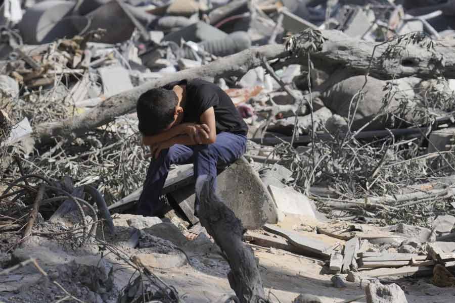 স্মার্ট বম্ব ছাড়াও স্পাইস বম্বের ব্যবহার করছে বলে ইজ়রায়েলের বিরুদ্ধে অভিযোগ উঠছে। এই বোমা তৈরি করে রাফেল অ্যাডভান্স ডিফেন্স সিস্টেমস লিমিটে়ড। ৯০৭ কেজির এই বোমা ফেলার জন্য মিরাজ ২০০০ যুদ্ধবিমান ব্যবহার করা হয়। স্পাইস-২০০০ বোমার রেঞ্জ ৬০ কিলোমিটার।