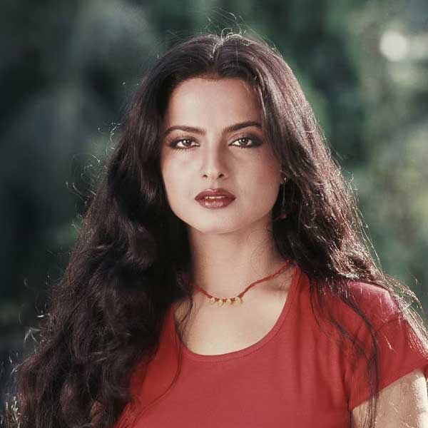 সত্তর থেকে আশির দশকের মধ্যে হিন্দি ফিল্মজগতে জনপ্রিয়তার শিখরে পৌঁছন রেখা। অভিনয়দক্ষতার কারণে যেমন দর্শকমনে তিনি জায়গা করে নিয়েছিলেন তেমনই তাঁর ব্যক্তিগত জীবন নিয়ে বলিপাড়ায় গুঞ্জনেরও অন্ত ছিল না।