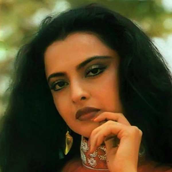 জীতেন্দ্র, বিনোদ মেহরা, রাজ বব্বর থেকে শুরু করে অমিতাভ বচ্চন, সঞ্জয় দত্ত, অক্ষয় কুমারের মতো বলি তারকাদের সঙ্গে নাম জড়িয়েছে অভিনেত্রীর। কানাঘুষো শোনা যায়, বলিউডের এক অভিনেতা নাকি নিজের কেরিয়ার তৈরির জন্য রেখার সঙ্গে সম্পর্কে জড়িয়েছিলেন।