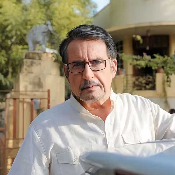 বলিপাড়ার অন্দরমহল সূত্রে খবর, সত্তরের দশকে বলি অভিনেতা কিরণ কুমারের সঙ্গে নাম জড়ায় রেখার। দুই তারকা যখন সম্পর্কে আসেন তখন পেশাগত দিক থেকে কিরণের চেয়ে রেখা বেশি সফল ছিলেন। সম্পর্কে আসার পর কিরণ ধীরে ধীরে নিজের পরিচিতি গড়ে তোলেন।