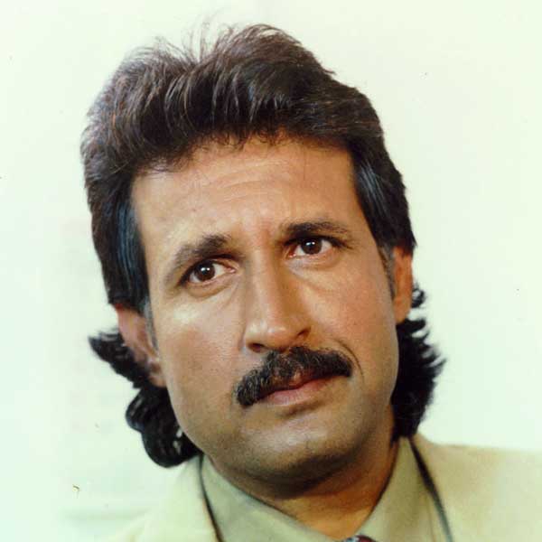 কিরণ জানান, রেখা অত্যন্ত ভাল মনের মানুষ। অভিনেত্রীর সৌন্দর্যেরও প্রশংসা করেন কিরণ।