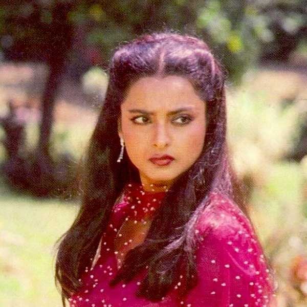 পুরনো এক সাক্ষাৎকারে কিরণ সম্পর্কে মুখ খুলেছিলেন রেখা। অভিনেত্রী জানিয়েছিলেন, কিরণ সব সময় ওঁর মায়ের কথা মেনে চলেন। অভিনেতার এই স্বভাব নাকি একদম পছন্দ করতেন না রেখা।