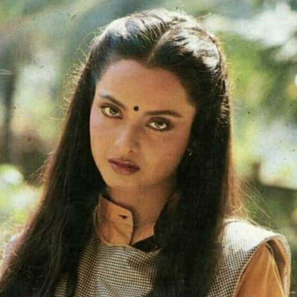 রেখা বলেছিলেন, ‘‘কিরণ এক্কেবারে মায়ের বাধ্য ছেলে। রাত ১০টার পর বাড়ির বাইরে থাকে না ও। কিরণকে যেন গ্লাসভর্তি দুধও খেতে হবে মায়ের নির্দেশ মেনে।’’