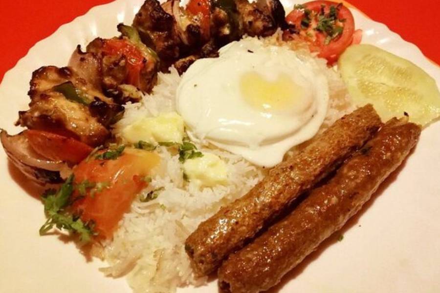 চেলো কাবাব: বিশেষ এক ধরনের 'কম্বো ডিশ' অর্থাৎ মিশ্র খাবার। সব বয়সিদের কাছেই ভীষণ জনপ্রিয়,  বিশেষ করে যারা কাবাবের ভক্ত। দুর্ধর্ষ সুস্বাদু ও মুখরোচক। মধ্যাহ্ন ভোজবা রাতের খাবার,  দুয়ের পক্ষেই আদর্শ। চেলো কাবাবে থাকে সরু চালের ভাত, ২ পিস মটন শিক কাবাব, ৮ পিস রেশমি কাবাব,  ১ পিস ফ্রায়েড এগ,  শশা-টম্যাটোর টুকরো,  টম্যাটো-চিলি শস। সেরা পরিবেশনকারী - পিটার ক্যাট দাম - ৫৫১ টাকা কোথায় - পার্ক স্ট্রিট দোকান খোলা - দুপুর ১২টা-রাত ১১টা