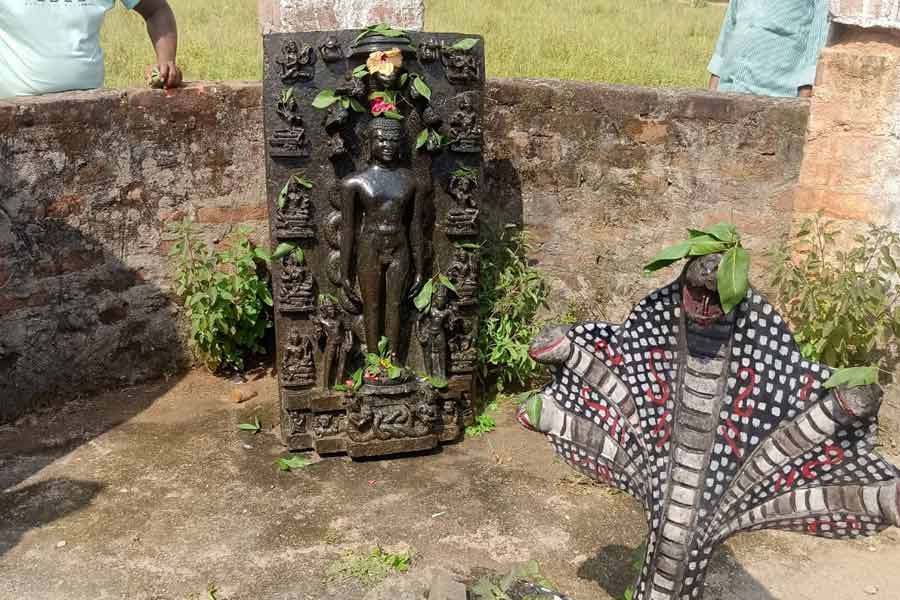 ‘যেতে নাহি দিব’ বলছেন গ্রামবাসীরা। অসহায় প্রশাসন।