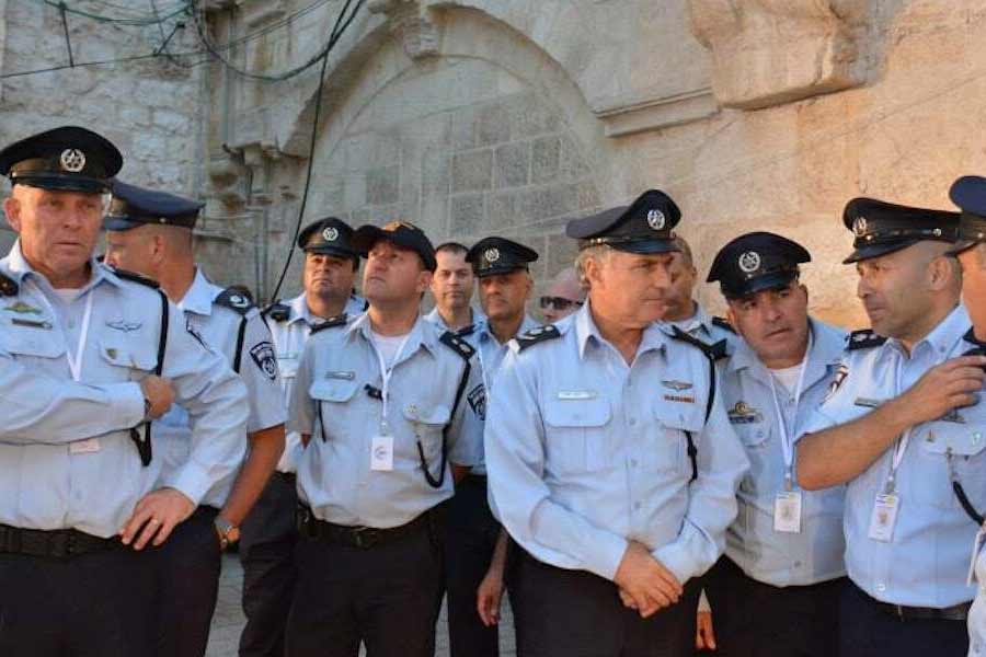 এই আবহে ইজ়রায়েলের সঙ্গে যোগসূত্র রক্ষা করে চলেছে কেরলের একটি শহর। কারণ সেই শহরেই প্রতি দিন তৈরি হয় ইজ়রায়েলি পুলিশের পোশাক। আট বছর ধরে এই শহরের এক বস্ত্র প্রতিষ্ঠান পোশাকের জোগান দিচ্ছে ইজ়রায়েলি পুলিশকে।