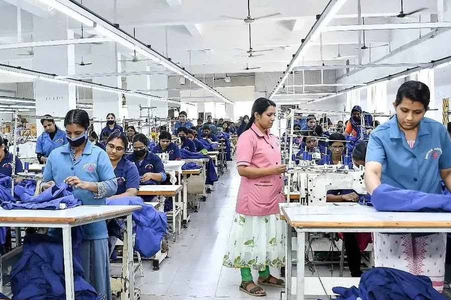 উত্তর কেরলের কুন্নুর শহর দীর্ঘ দিন ধরেই হস্তশিল্পের কারণে বিখ্যাত। শহরের আনাচকানাচে প্রতিনিয়ত কাপড় তৈরি করে চলেছেন বস্ত্রশিল্পীরা।