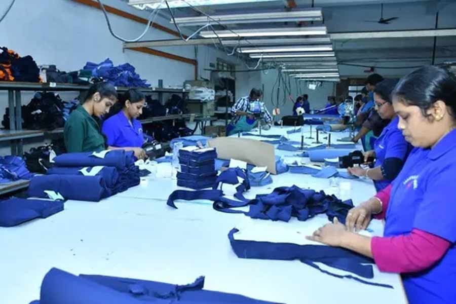 এই শহরেই সরকারি উদ্যোগে তৈরি হওয়া বস্ত্রশিল্পের হাব কিনফ্রা পার্কে রয়েছে ‘মারিয়ান অ্যাপারেল প্রাইভেট লিমিটেড’ নামে একটি সংস্থা। সংস্থার মালিক কেরলেরই ভূমিপুত্র, অধুনা মুম্বইনিবাসী থমাস ওলিক্কল।