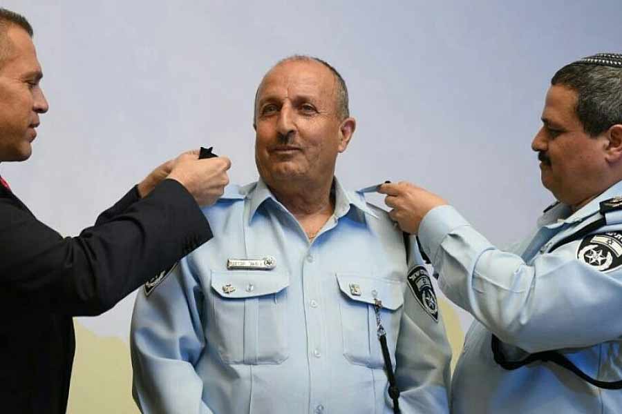 খুঁটিয়ে দেখা হয় কাপড়ের মান, নকশা, এমনকি বস্ত্রশিল্পীদের দক্ষতাও। তার পরই সংস্থাটিকে পুলিশের পোশাক তৈরির বরাত দেয় ইজ়রায়েল।