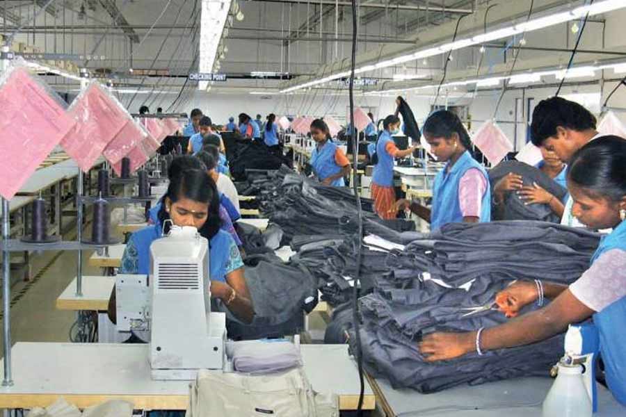 সংস্থার দফতরে তাই এখন ব্যস্ততার সঙ্গে ইজ়রায়েল পুলিশের হালকা নীল রঙা, ফুল হাতা জামা তৈরির কাজ চলছে। পোশাক তৈরির পাশাপাশি নির্দিষ্ট লোগো সেলাই করে বসানোর কাজও করে থাকেন সংস্থার কর্মীরা।