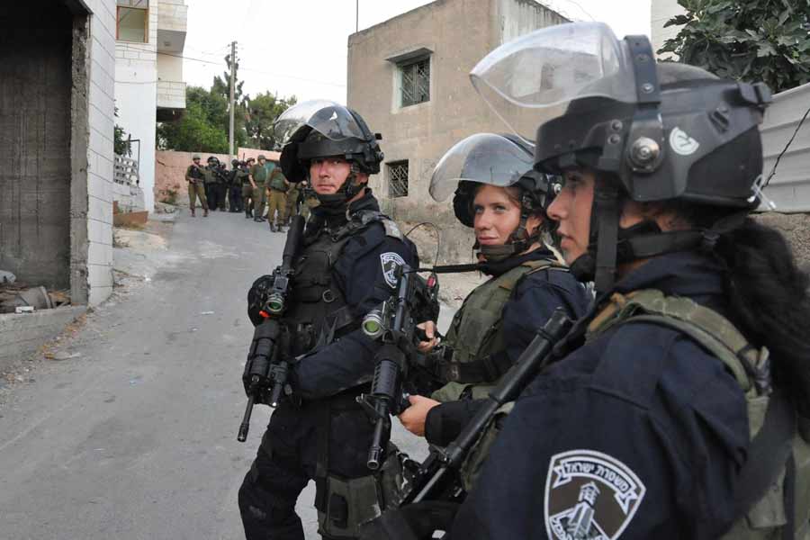 ইজ়রায়েলি পুলিশকে পোশাকের জোগান দেওয়ার পাশাপাশি স্কুলপড়ুয়াদের পোশাক, চিকিৎসকদের বিশেষ পোশাক এমনকি কর্পোরেট দুনিয়ার মানুষদের জন্যও পোশাক তৈরি করে থাকে ওলিক্কলের সংস্থা।