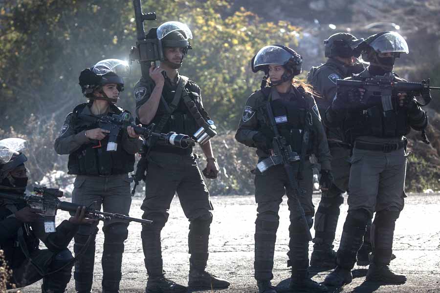 তবে ওলিক্কল জানিয়েছেন, ইজ়রায়েল পুলিশ গুণগত মানের সঙ্গে বিন্দুমাত্র আপস করতে নারাজ। পোশাকের রং, সেলাই খতিয়ে দেখেই তারা নাকি বরাতের বিষয়ে সবুজ সঙ্কেত দিয়ে থাকে।