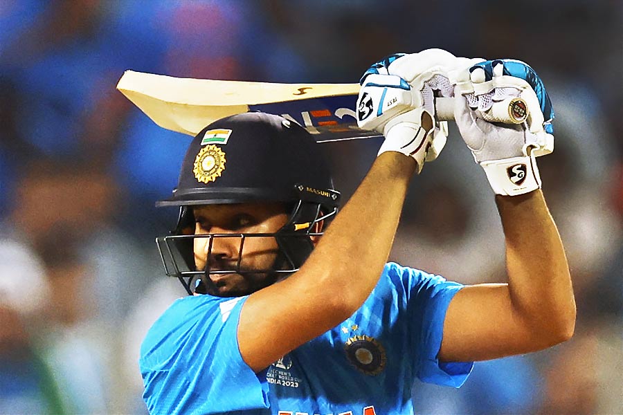 বৃহস্পতিবার বিশ্বকাপে বাংলাদেশের মুখোমুখি হয়েছে ভারত। পুণের মহারাষ্ট্র ক্রিকেট অ্যাসোসিয়েশনের স্টেডিয়ামে এই ম্যাচ ঘিরে তৈরি হয়েছিল আলাদা উন্মাদনা। তবে বাংলাদেশ দাগ কাটতে পারল না। 