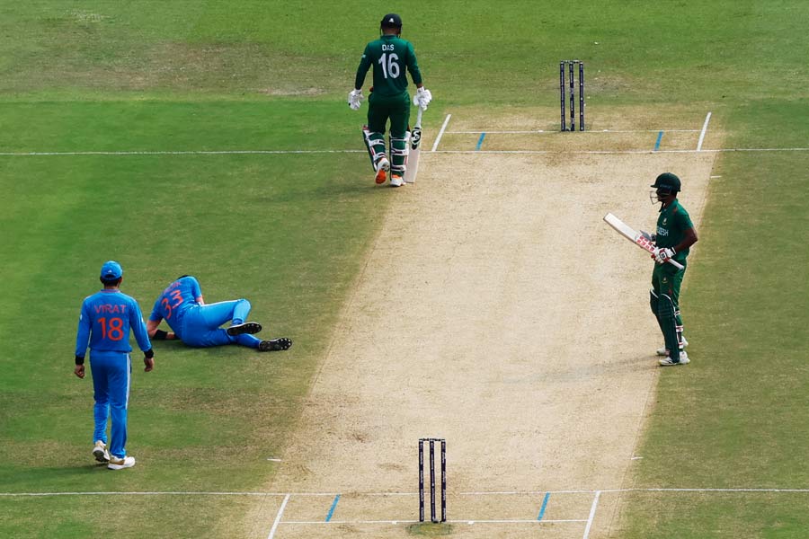 বাংলাদেশ ব্যাটারদের মধ্যে সবচেয়ে বেশি রান করেছেন লিটন। ৮২ বল খেলে তাঁর ব্যাট থেকে এসেছে ৬৬। তাঁর ব্যাটে ভর করেই ভারতকে আড়াইশোর বেশি রান তাড়া করতে পাঠিয়েছে বাংলাদেশ। লিটনের প্রাপ্য ১০-এর মধ্যে ৮। 