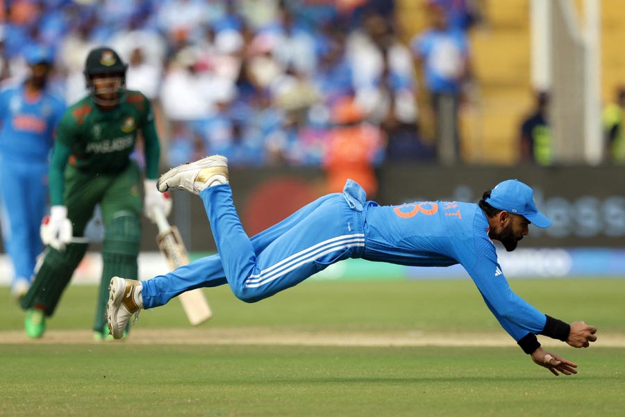 বাংলাদেশ অধিনায়ক নাজমুল হোসেন শান্ত এবং মেহিদি হাসান বেশি ক্ষণ ক্রিজ়ে থাকতে পারেননি। তাঁদের ব্যাট থেকে এসেছে যথাক্রমে ৮ এবং ৩ রান। তবে মেহিদি দু’টি উইকেট নিয়েছেন। আনন্দবাজার অনলাইনের বিচারে শান্ত পাচ্ছেন ২। মেহিদির প্রাপ্য ৬। 