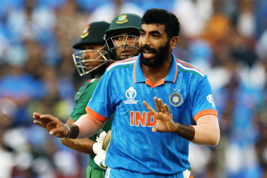 গুরুত্বপূর্ণ কিছু রান এসেছে মুশফিকুর রহিমের ব্যাট থেকে। তিনি করেছেন ৪৬ বলে ৩৮ রান। একটি ছয় এবং একটি চার মেরেছেন তিনি। তাঁর প্রাপ্য ১০-এর মধ্যে ৬।