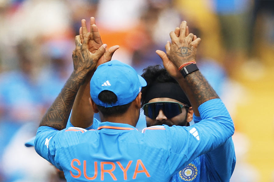 ভাল খেলেছেন মাহমুদুল্লাও। গুরুত্বপূর্ণ সময়ে ৩৬ বলে ৪৬ রান এসেছে তাঁর ব্যাট থেকে। তিনটি ছক্কা এবং তিনটি চার দিয়ে সাজানো তাঁর ইনিংস। তিনি পাচ্ছেন ৭।