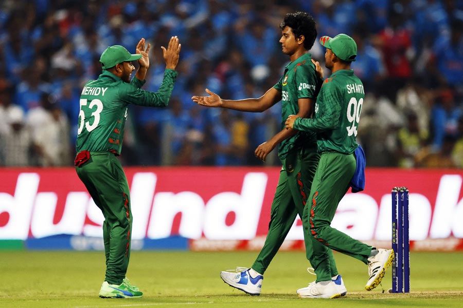 আট নম্বরে ব্যাট করতে নেমেছিলেন নাসুম আহমেদ। তিনি ১৮ বলে ১৪ রান করে আউট হয়েছেন। তাঁর প্রাপ্য ১০-এর মধ্যে ৪। 