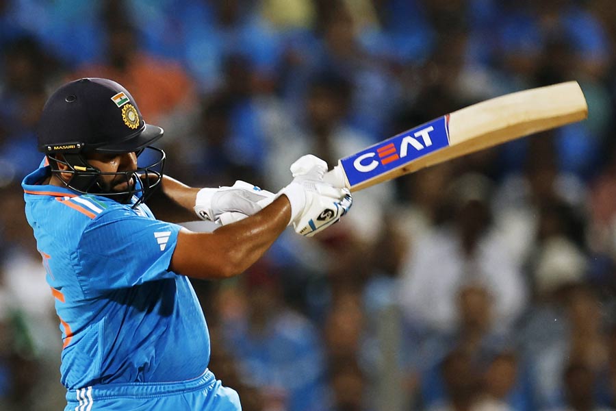 বাংলাদেশের ২৫৬ রান তাড়া করতে নেমে শুরু থেকেই ছন্দে ছিল ভারত। রোহিত শর্মা এবং শুভমন গিল স্কোরবোর্ডের উপর কখনওই চাপ পড়তে দেননি। 