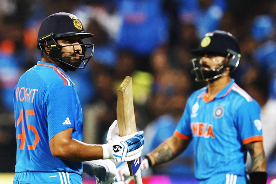 শুরু থেকেই চালিয়ে খেলেছেন ভারতের দুই ওপেনার। বাংলাদেশের কোনও বোলারকেই ধারালো মনে হয়নি তাঁদের সামনে। ৩৯ বলে ৪৮ রান করে সাজঘরে ফিরেছেন অধিনায়ক রোহিত। তাঁর প্রাপ্য ৮। 