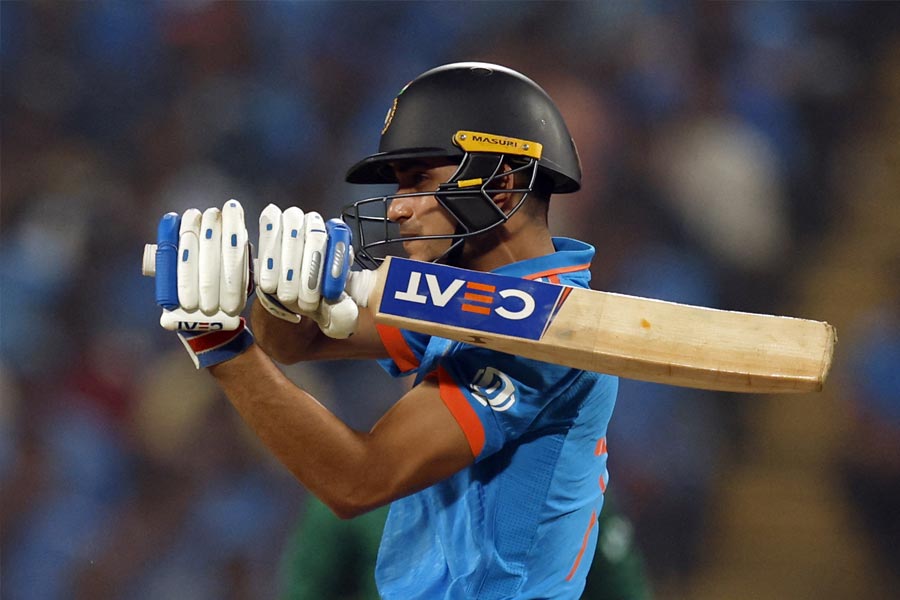 ভারতের দ্বিতীয় ওপেনার গিল ৫৫ বলে ৫৩ রানের ইনিংস খেলে সাজঘরে ফেরেন। আনন্দবাজার অনলাইনের বিচারে তাঁর প্রাপ্য ১০-এর মধ্যে ৮। 