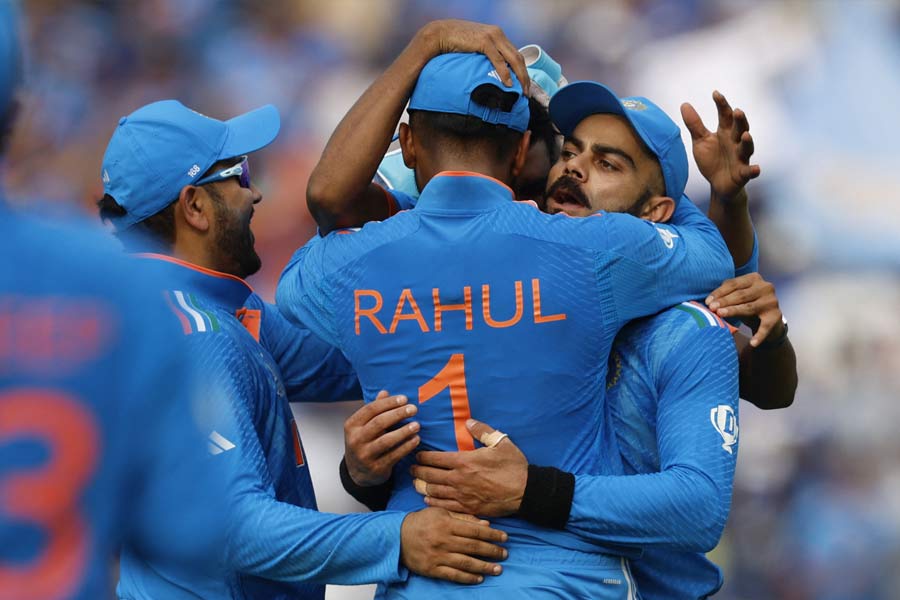 শ্রেয়স আউট হয়ে যাওয়ার পর নেমেছিলেন লোকেশ রাহুল। তিনি ৩৪ বলে ৩৪ রানের ইনিংস খেলেছেন। বিরাটকে যোগ্য সঙ্গ দিয়েছেন। তাঁর প্রাপ্য ৬।