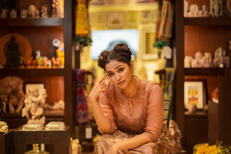 সপ্তমীর রাত। সোহিনীর সন্ধের মুড বন্ধুদের সঙ্গে আড্ডা, গল্প আর দেদার খাওয়াদাওয়ার। তাই হালকা মেজাজে তিনি, তারকারও মন চায় নতুন জামা, নতুন সাজ কিন্তু তা যেন ভারী না হয়ে যায় সেই ভাবনা! 