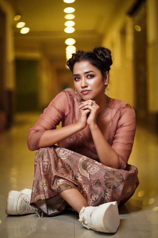 কেশসজ্জায় রাখতে চাইলেন অন্য ধারার চমক। এক ঘেয়ে খোলা চুল বা খোঁপার সাজ ছেড়ে মাথার মাঝ বরাবর সিঁথি করে দুই দিকে বেঁধে নিলেন দুটি খোঁপা বা যাকে হাল ফ্যাশনে বলে ‘স্পেস বান’। খুদেদের মতো সাজগোজ? তা হোক না, তাতেই মণ্ডপ মাতানোর পরিকল্পনা অভিনেত্রীর। 