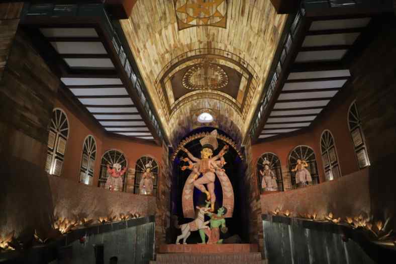 ‘প্রথম রানার আপ’ অর্থাৎ দ্বিতীয় স্থানে রয়েছে রাজডাঙ্গা নব উদয় সংঘ