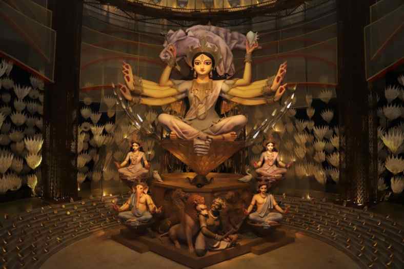 ‘দ্বিতীয় রানার আপ’ অর্থাৎ তৃতীয় স্থানে রয়েছে চোরবাগান সার্বজনীন দুর্গোৎসব সমিতি