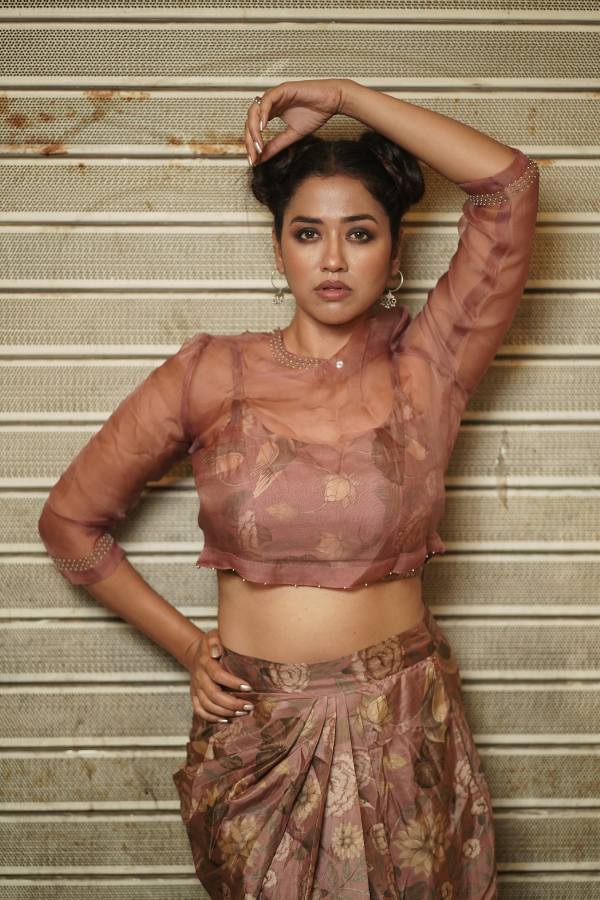 বাইরে বেরনোর আগে সাজকে আরও একটু নজরকাড়া করে তুলতে তিনি ক্রপ টপের উপরে পড়ে নিলেন অর্গ্যাঞ্জা কাপড়ের স্বচ্ছ টপ।স্মোকি কাজলের মেকআপে ঘরের পারদ চড়ল কী আরেকটু?