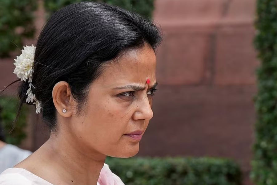 দুবাই-কেন্দ্রিক ব্যবসায়ী দর্শন হীরানন্দানির থেকে নেওয়া অর্থ এবং উপহারের বিনিময়ে তৃণমূল সাংসদ মহুয়া মৈত্র লোকসভায় প্রশ্ন করেছেন— এমন অভিযোগ তুলে গত রবিবার লোকসভার স্পিকার ওম বিড়লাকে চিঠি পাঠান বিজেপি সাংসদ নিশিকান্ত দুবে। স্পিকারের কাছে মহুয়াকে সাংসদ পদ থেকে নিলম্বিত (সাসপেন্ড) করার আর্জিও জানান। 