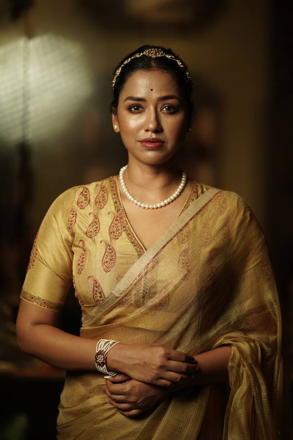 সাজ বদল। এই বার সোহিনী খুঁজছেন অষ্টমীর শাড়ি। শেষে ঠিক করলেন স্বচ্ছ সোনালি-হলুদ রঙের শাড়ির সাজ। অনুপ্রেরণা? স্বয়ং ভারতীয় ফ্যাশন দুনিয়ার কিংবদন্তি মহারাণী গায়ত্রী দেবী। 