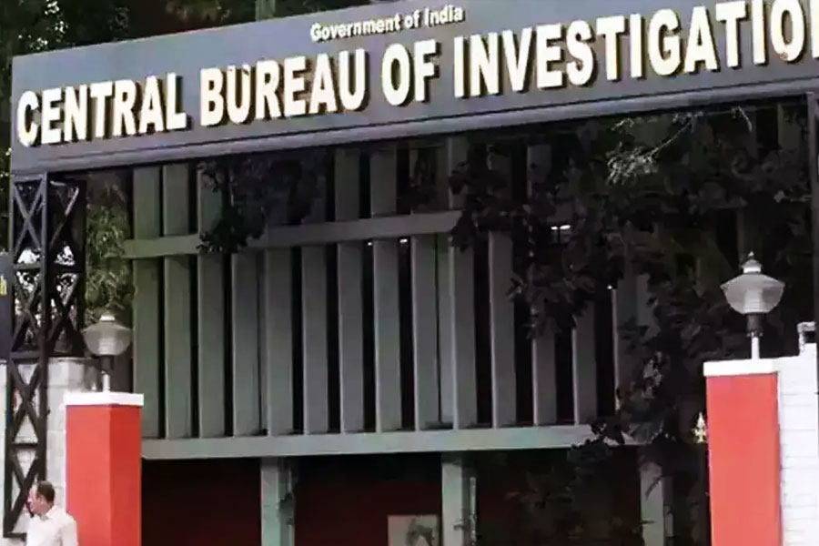 নিশিকান্ত এবং দেহাদ্রাইয়ের একই অভিযোগ। তাঁদের দাবি, ব্যবসায়ী দর্শন হীরানন্দানির থেকে অর্থ, উপহার নিয়ে আদানি গোষ্ঠীর বিরুদ্ধে কথা বলেছেন মহুয়া। সেই সঙ্গে মোদী এবং শাহেরও নাম জড়িয়েছেন। 