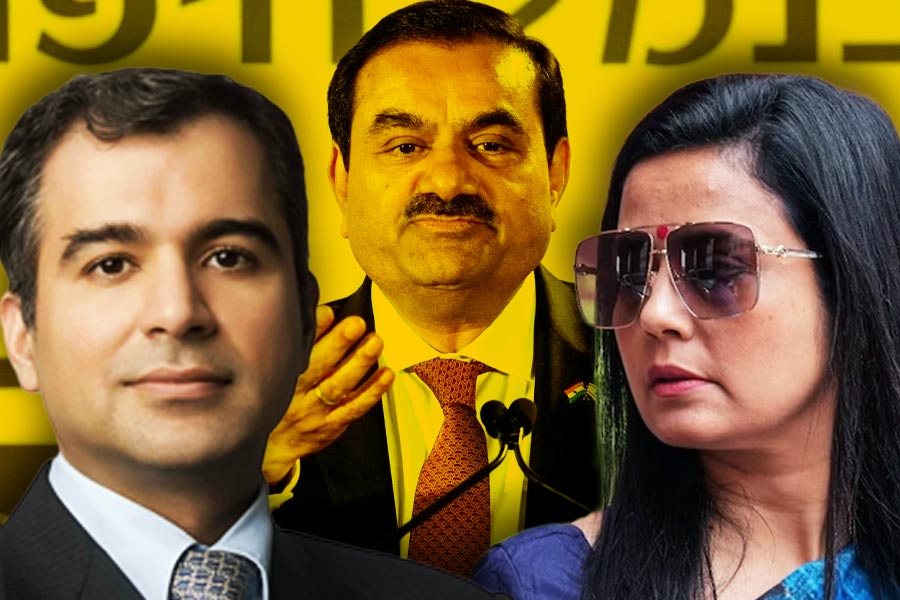 এরই মধ্যে সেই বিতর্ককে উস্কে দিয়ে বৃহস্পতিবার প্রকাশ্যে এসেছে ব্যবসায়ী হীরানন্দানির ‘হলফনামা’। হীরানন্দানি ‘হলফনামা’য় স্বীকার করেছেন, তিনি মহুয়াকে ব্যবহার করে লোকসভায় আদানি গোষ্ঠী সম্পর্কিত প্রশ্ন তুলেছেন সংসদে। মহুয়া শিল্পপতিকে সংসদের লগ-ইন আইডি দিয়েছিলেন বলে অভিযোগ তুলেছিলেন নিশিকান্ত। সেটাও স্বীকার করেছেন হীরানন্দানি। মহুয়ার বিরুদ্ধে বিভিন্ন উপহার নেওয়ার যে অভিযোগ উঠেছে, তাতেও মান্যতা দেওয়া হয়েছে হীরানন্দানির ‘হলফনামা’য়। 