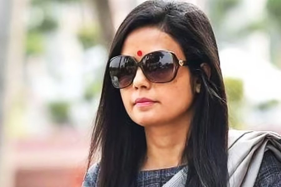 হীরানন্দানি এ-ও জানিয়েছেন, মহুয়ার সঙ্গে তাঁর প্রথম পরিচয় ২০১৭ সালে। বেঙ্গল বিজ়নেস সামিটে যোগ দিতে তিনি কলকাতায় এসেছিলেন। পরবর্তী কালে মহুয়ার সঙ্গে তাঁর বন্ধুত্ব গাঢ় হয়। মনে হতে থাকে যে মহুয়ার মাধ্যমে তিনি বিরোধী দলশাসিত রাজ্যগুলিতে কাজের সুযোগ পেতে পারেন। কারণ শ্রী গান্ধী, শশী তারুর, পিনাকি মিশ্রের সঙ্গে মহুয়ার ঘনিষ্ঠতা রয়েছে।