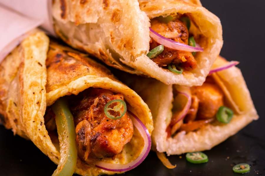 দুর্গোৎসব শুরু। আজ মহাষষ্ঠী। ঠাকুর দেখার পালা দেবীপক্ষ পড়তেই শুরু হয়ে গেলেও মায়ের বোধন আজই। আর বলাই যায়,  আজ থেকে শহর কলকাতা পুরোপুরি নেমে পড়বে বা এর মধ্যেই নেমে পড়েছে পথে! কেবল শহরই নয়, শহরতলি থেকেও বাঁধ ভাঙা মানুষের ঢল কলকাতার রাস্তায় এখন পাঁচ দিন-রাত একাকার করে ঘুরবে-বেড়াবে,  খাবে-দাবে,  আনন্দ-ফূর্তি করবে।