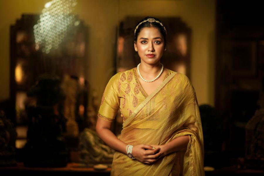 রাজকীয় শাড়ির সাজে নিজেকে মেলে ধরেছেন তিনি। দু’চোখে আত্মবিশ্বাসের ঝলক, তিনি শুধুই তারকা নন, ছকভাঙা হাল ফ্যাশনের অনুরাগিনীও বটে। 