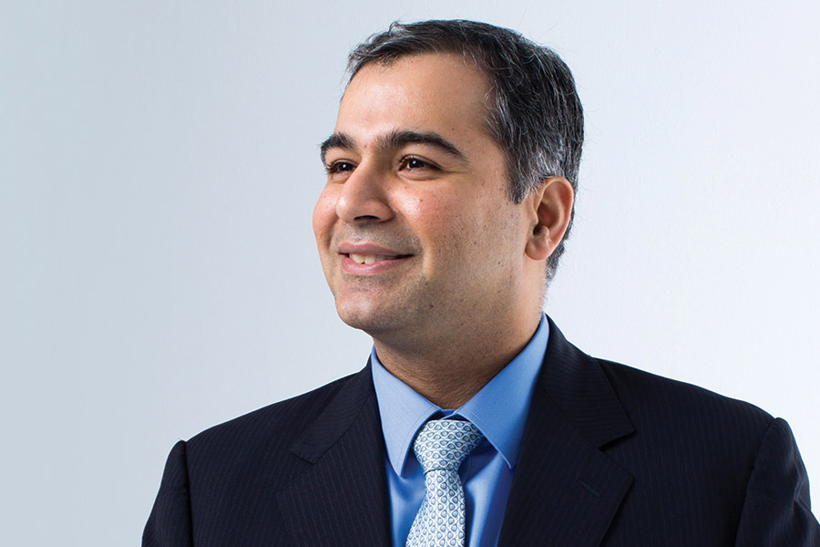  ৪২ বছর বয়সি দর্শন সমগ্র হীরানন্দানি গোষ্ঠীর সিইও। হীরানন্দানি গোষ্ঠীর রিয়েল এস্টেট এবং নির্মাণ শিল্পের ব্যবসা। দর্শনের বাবা তথা রিয়েল এস্টেট ‘টাইকুন’ নিরঞ্জন হীরানন্দানি এবং কাকা সুরেন্দ্র হীরানন্দানি ১৯৭৮ সালে হীরানন্দানি গোষ্ঠী শুরু করেন। তখন থেকে হীরানন্দানি গোষ্ঠী পরিচালনার দায়িত্বে রয়েছে পরিবারের সদস্যদের হাতেই। সেই হীরানন্দানি গোষ্ঠীরই উত্তরসূরি দর্শন।