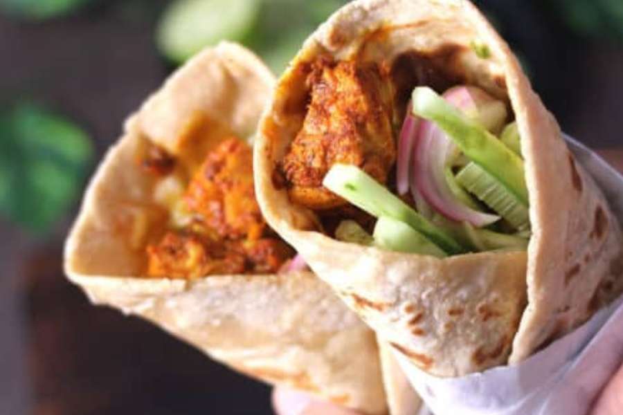 আর বলুন তো, সাত থেকে সত্তর, ছেলে-মেয়ে, বুড়ো-বুড়ি, বাচ্চা-কাচ্চা, বেশিরভাগের হাতে এখন কোন খাদ্যবস্তুটি সবচেয়ে বেশি দেখবেন? যাকে বলে গণহারে? ঠিক ধরেছেন! রোল! পুজোর বাজারে দামে কম অথচ পেট ভরা খাবার, টালা থেকে টালিগঞ্জ, গড়িয়াহাট থেকে শ্যামবাজার, উল্টোডাঙা থেকে গড়িয়া, সল্টলেক-নিউটাউন-রাজারহাট, গোটা শহরে চাইলেই সকাল থেকে মাঝরাত সবসময় মেলে, এমন মুখরোচক খাবার সম্ভবত একটিই আছে।