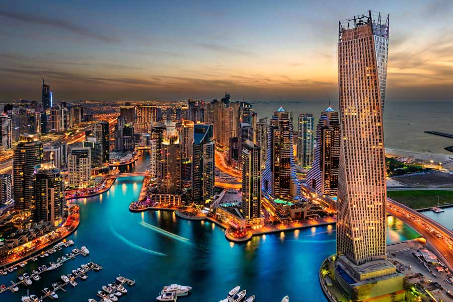 ২০০৪ সালে নিজেদের নির্মাণ শিল্পকে বিদেশের মাটিতে পৌঁছে দেন দর্শন। দুবাইয়ে ২৩ মেরিনা নামে একটি বহুতল আবাসন তৈরি করে হীরানন্দানি গোষ্ঠী। এটি বিশ্বের উচ্চতম বহুতল আবাসনগুলির মধ্যে অন্যতম। 